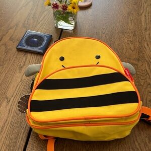 Little backpack bee